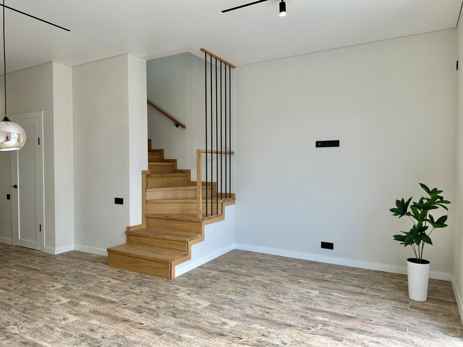 таунхаус з НОВЕСЕНЬКИМ  ремонтом в зручній локації