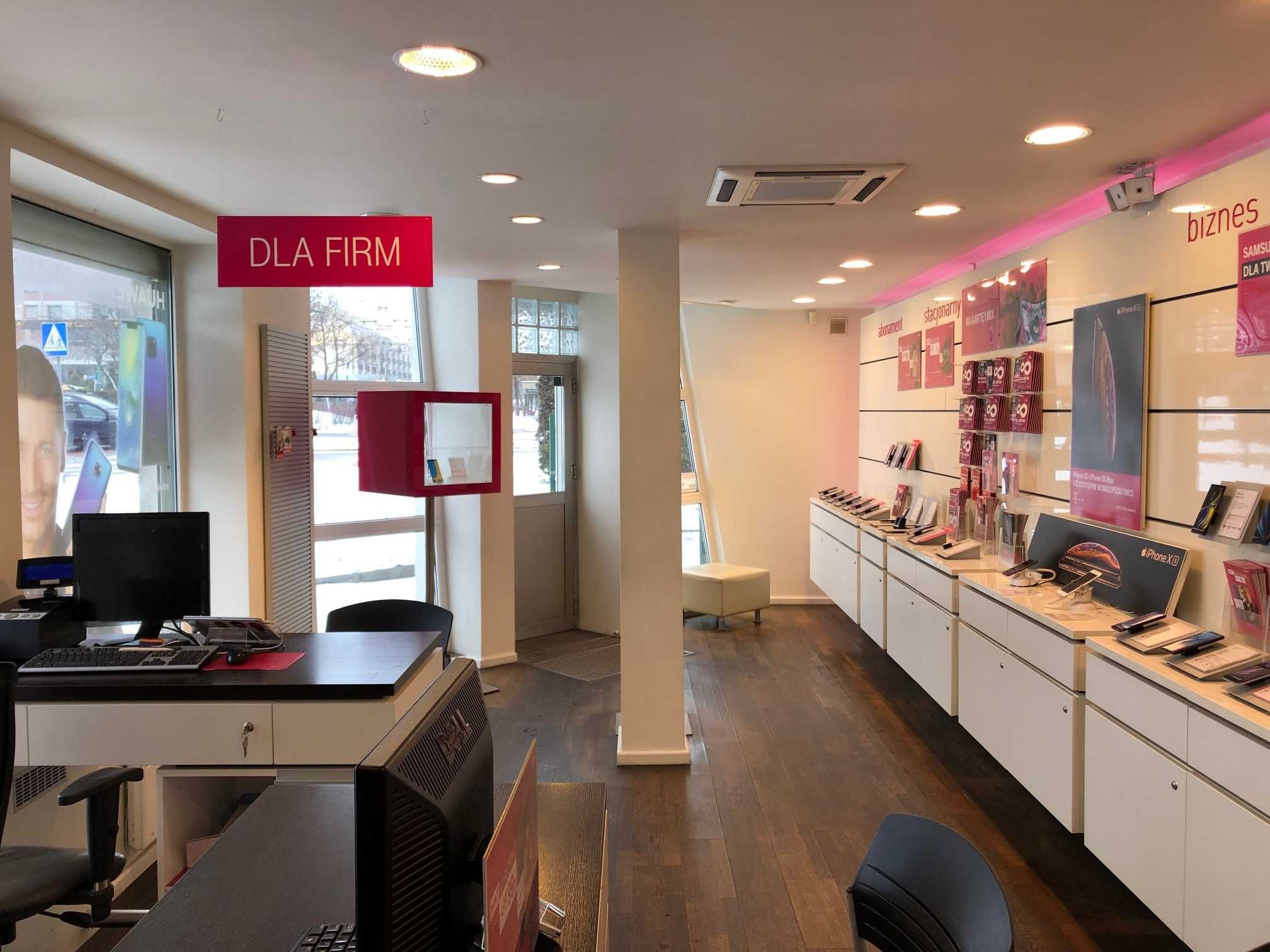 Meble sklepowe salon T-Mobile białe szafki biurka fotele oświetleni