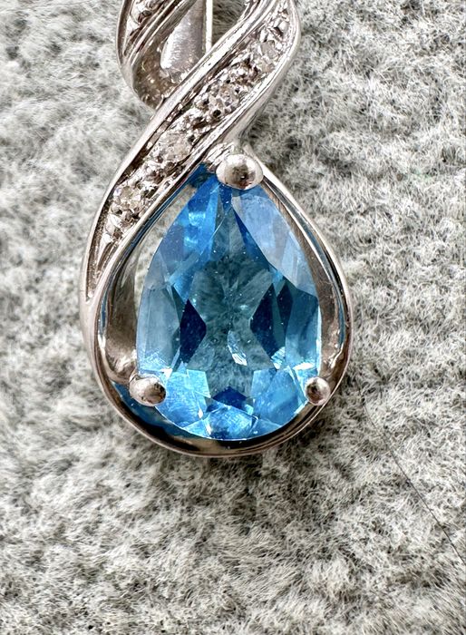 Złoty naszyjnik z topazem 1,15ct i diamentami 0,07ct
