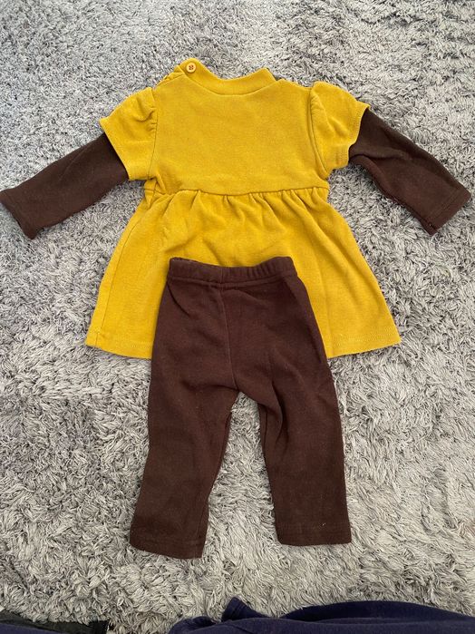 Várias roupas de menina