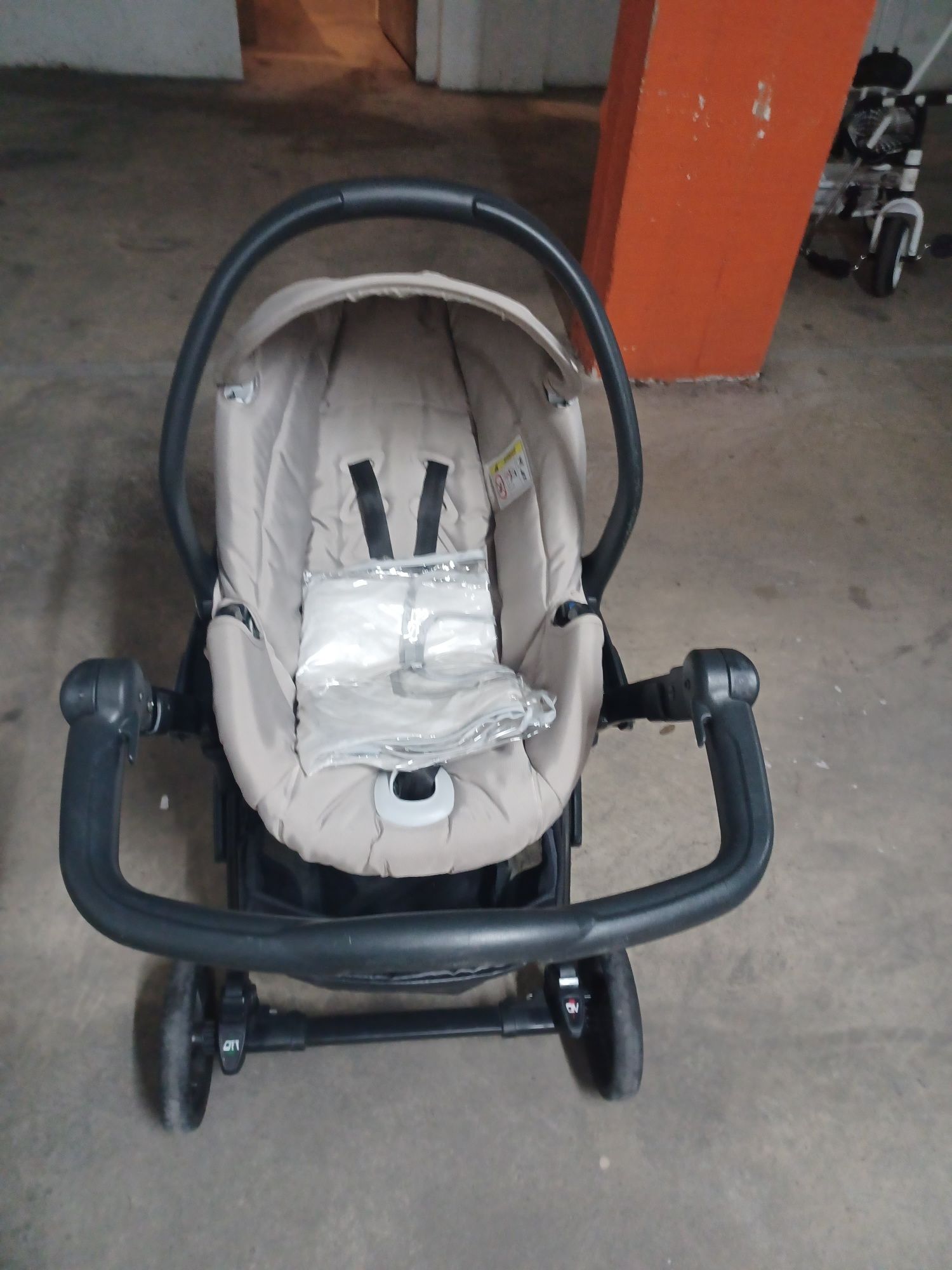 Carro de bebé com 1 mês de uso
