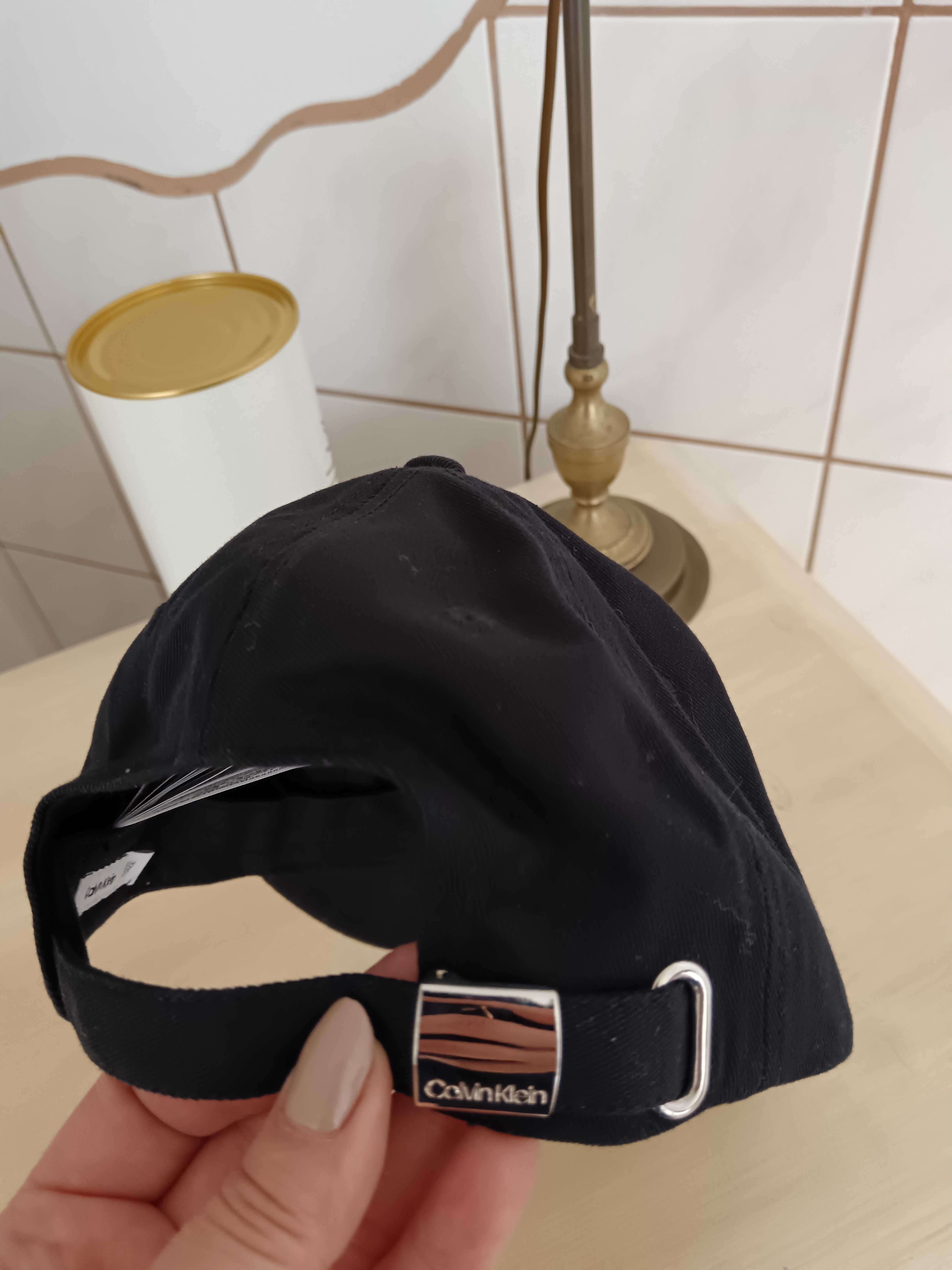 Czapka z daszkiem Calvin Klein czarna złote haftowane logo