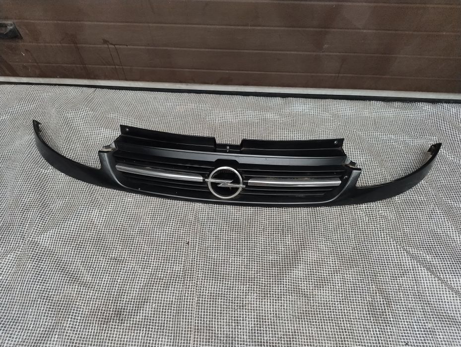 Atrapa grill Opel Vivaro 02-06 chrom kratka czarna przód wysyłka