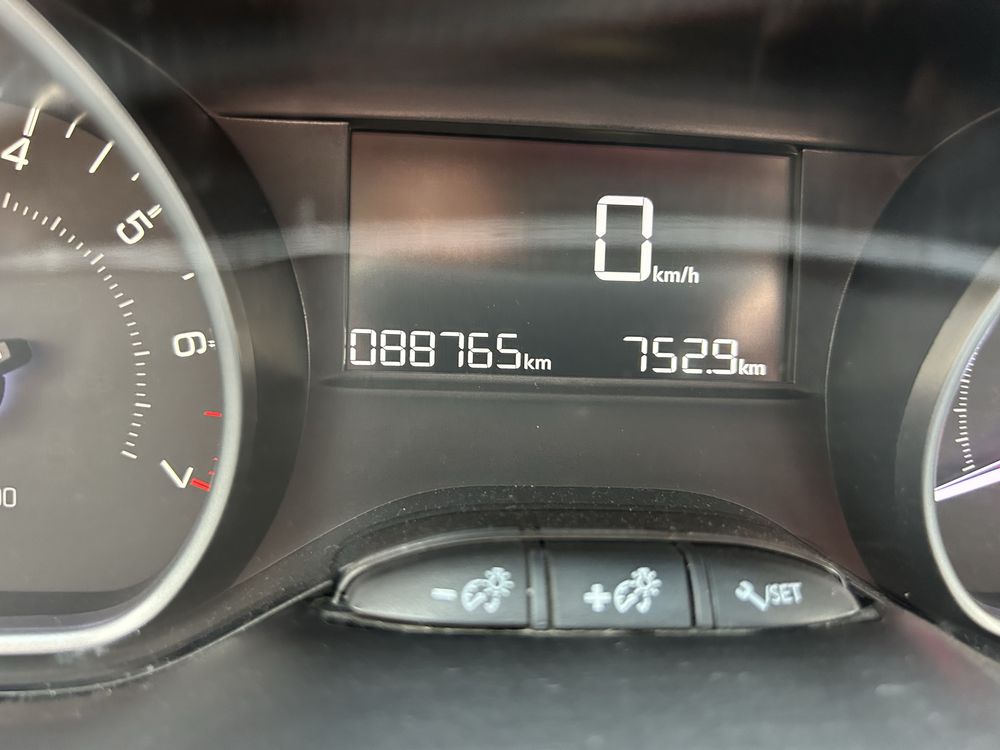 Peugeot 2008 2018 рік 1.2 бензин
