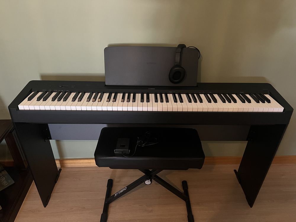 Piano digital Yamaha P-145 em excelente estado.