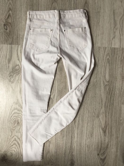 Śliczne,białe rurki z dziurami i przetarciami-Bershka !