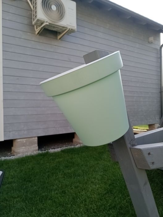 Doniczka na kwiaty na rurę odpływowa, rynnę my