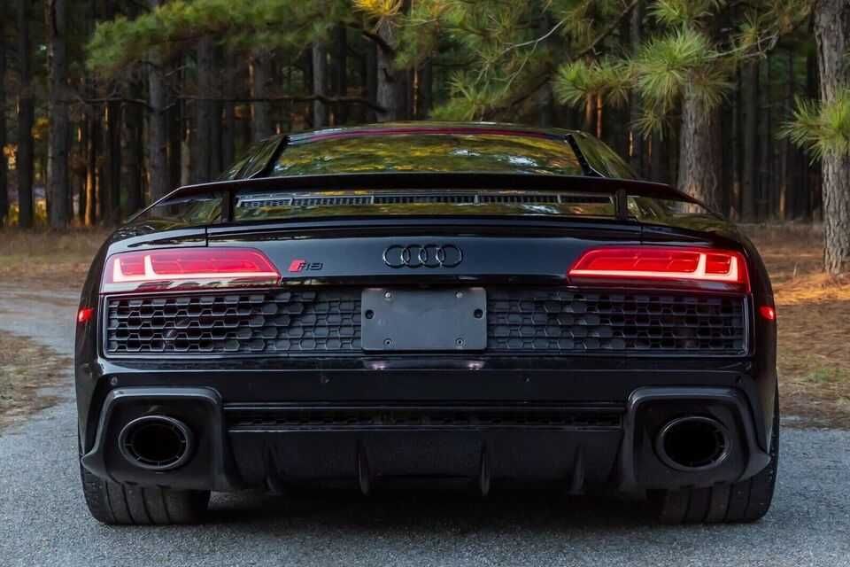 2020    Audi   R8