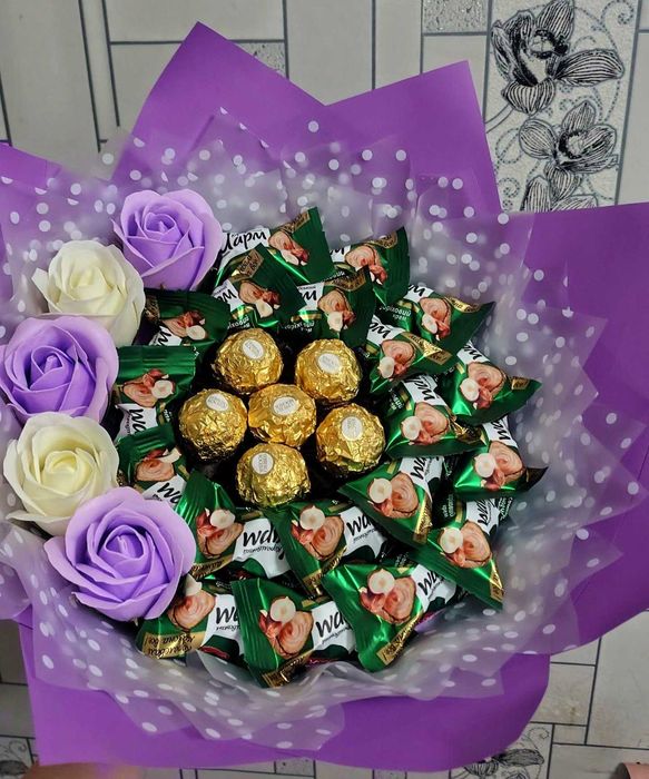 Букети з цукерками, подарункові бокси з цукерками та іграшками