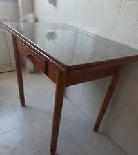 Mesa  de cozinha com bancos