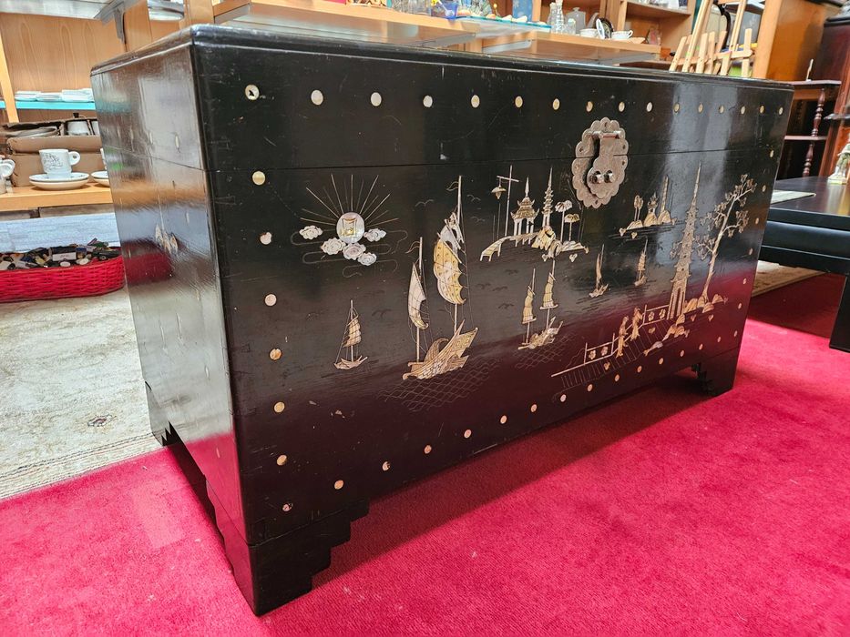 ARCA ORIENTAL EM CÂNFORA - Com ricos motivos decorativos