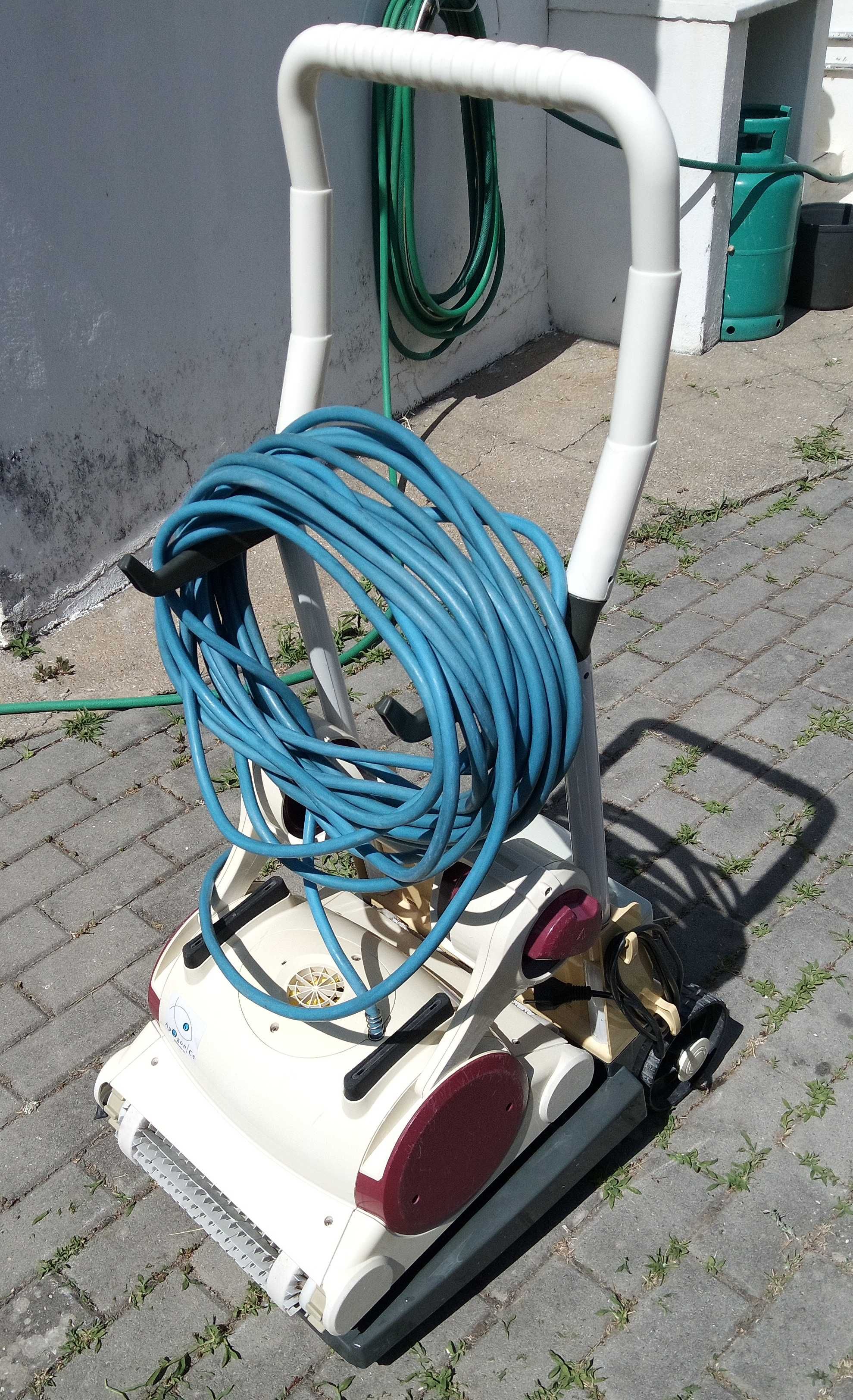 Robot de Piscina Automático — Dolphin Apogon CC 30