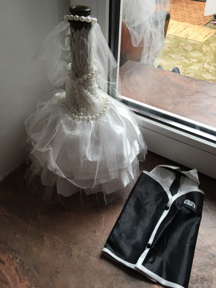 Свадебный наряд на бутылки декор на шампанское платье костюм