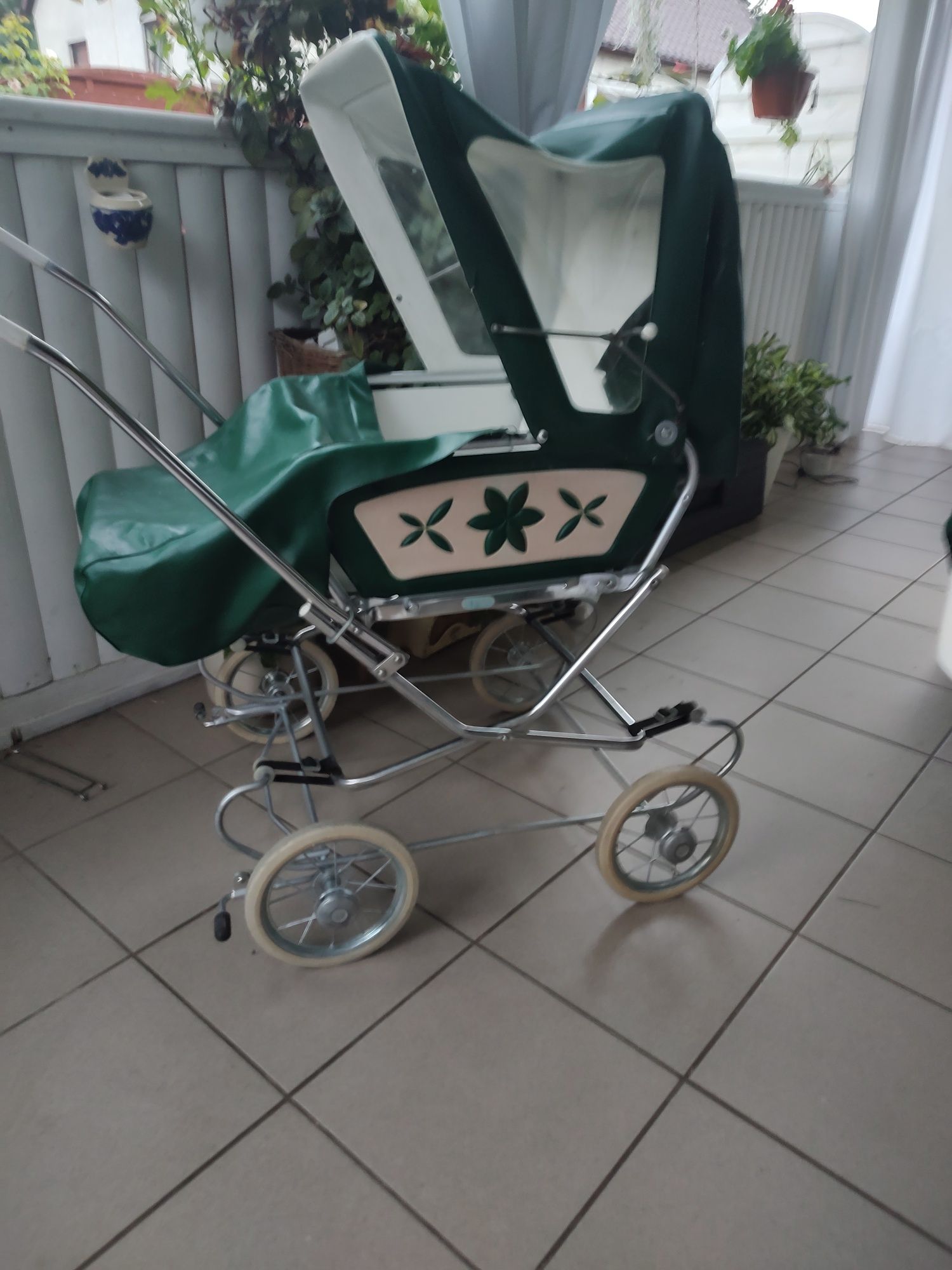 Stary ładny wózek dla dziecka spacerówka