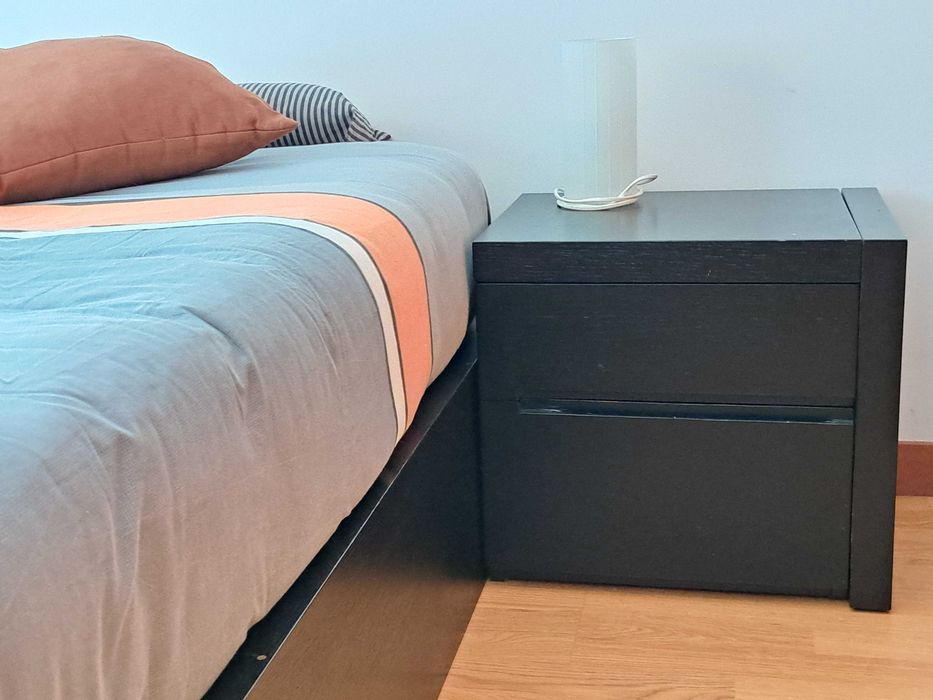 Mobília de quarto em madeira, cor preta