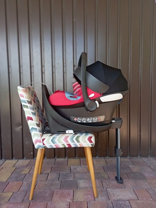 Zestaw Dwa foteliki z bazą: Nosidełko cybex, i fotelik kolejny Sirona.