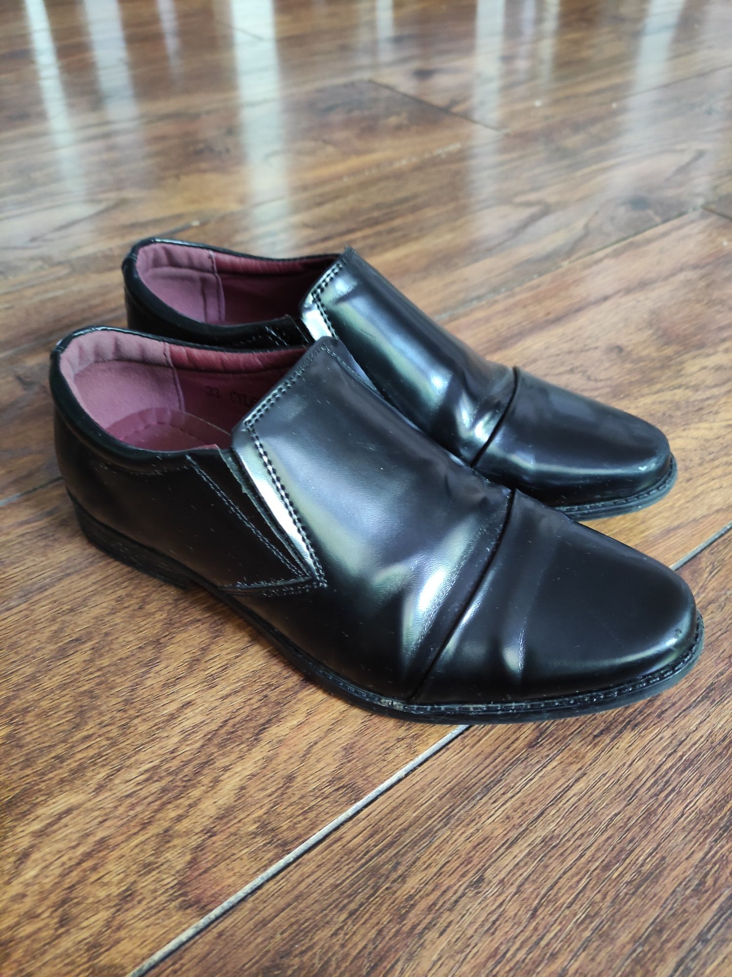 Eleganckie buty, pantofle chłopięce r. 33