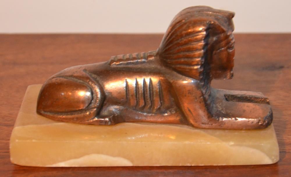 Estatueta Metálica Esfinge Egípcia, em base de pedra