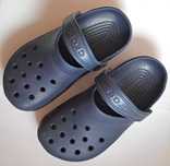 Crocs azuis escuros