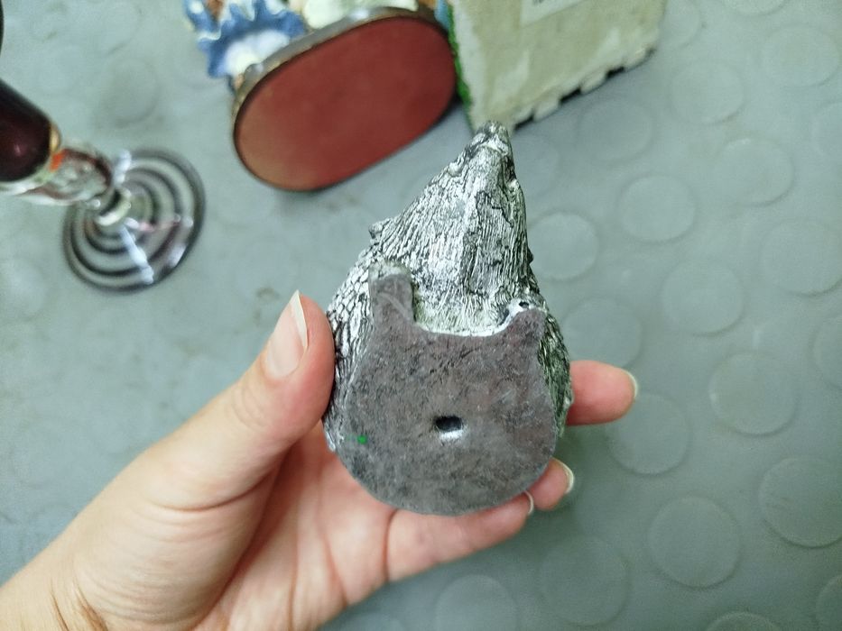 Mały wazonik dekoracyjny szklany i figurki