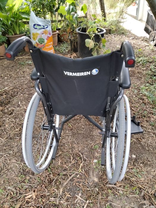 Cadeira de rodas e cadeira de banho