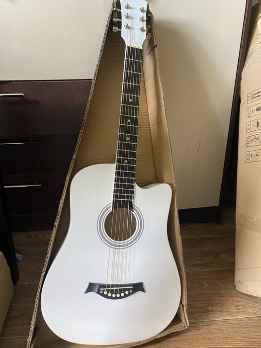 Акустична біла гітара нова