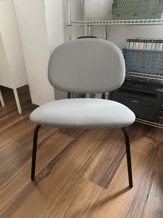 szary popielaty fotel Ikea Gävle do salonu biura tapicerowany wygodny