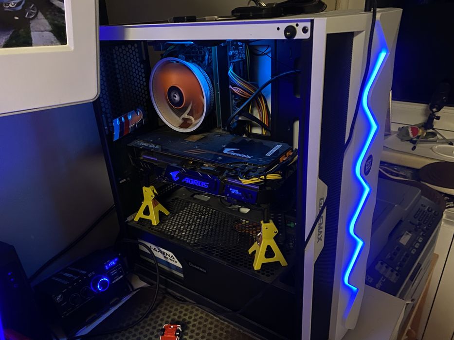 Sprzedaję komputer z kartą GeForce GTX 1070.