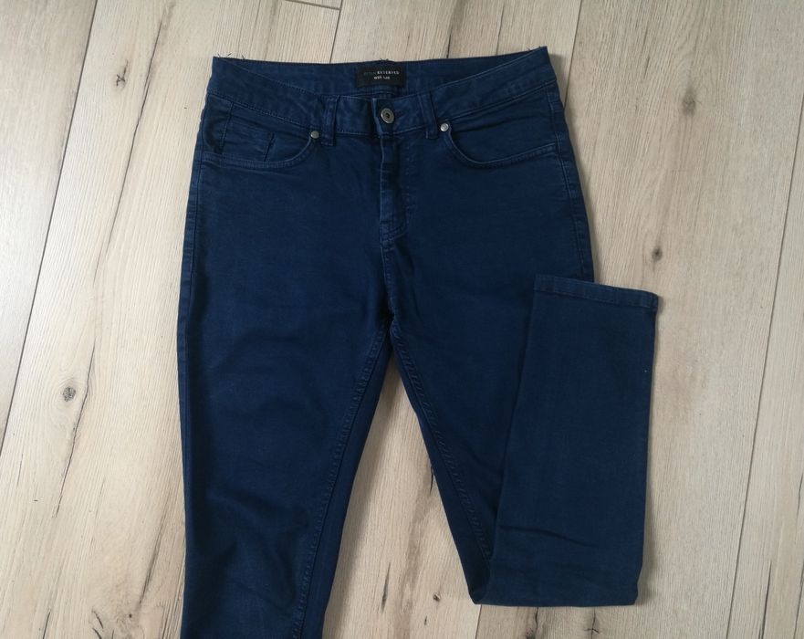 Męskie spodnie RESERVED W29/L31 jeans w kolorze indygo