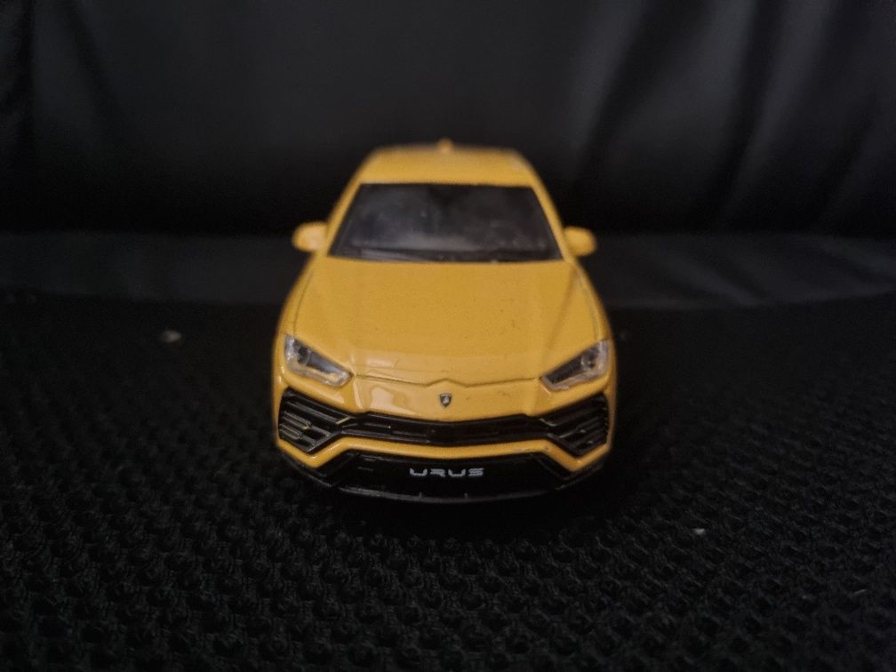 Lamborghini urus Amarelo