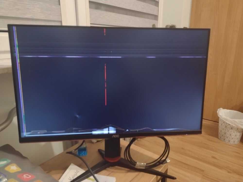 Uszkodzony  monitor na ekranie po środku kreska podzespoły dobre