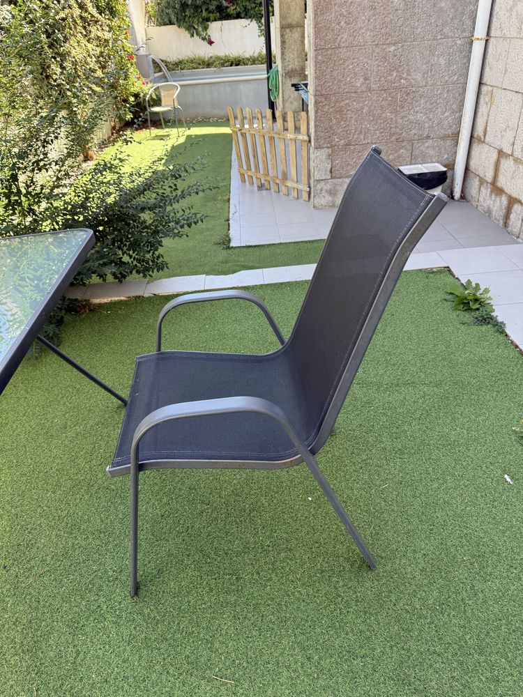 Mesa e cadeiras de jardim, bonitas e práticas, em muito bom estado