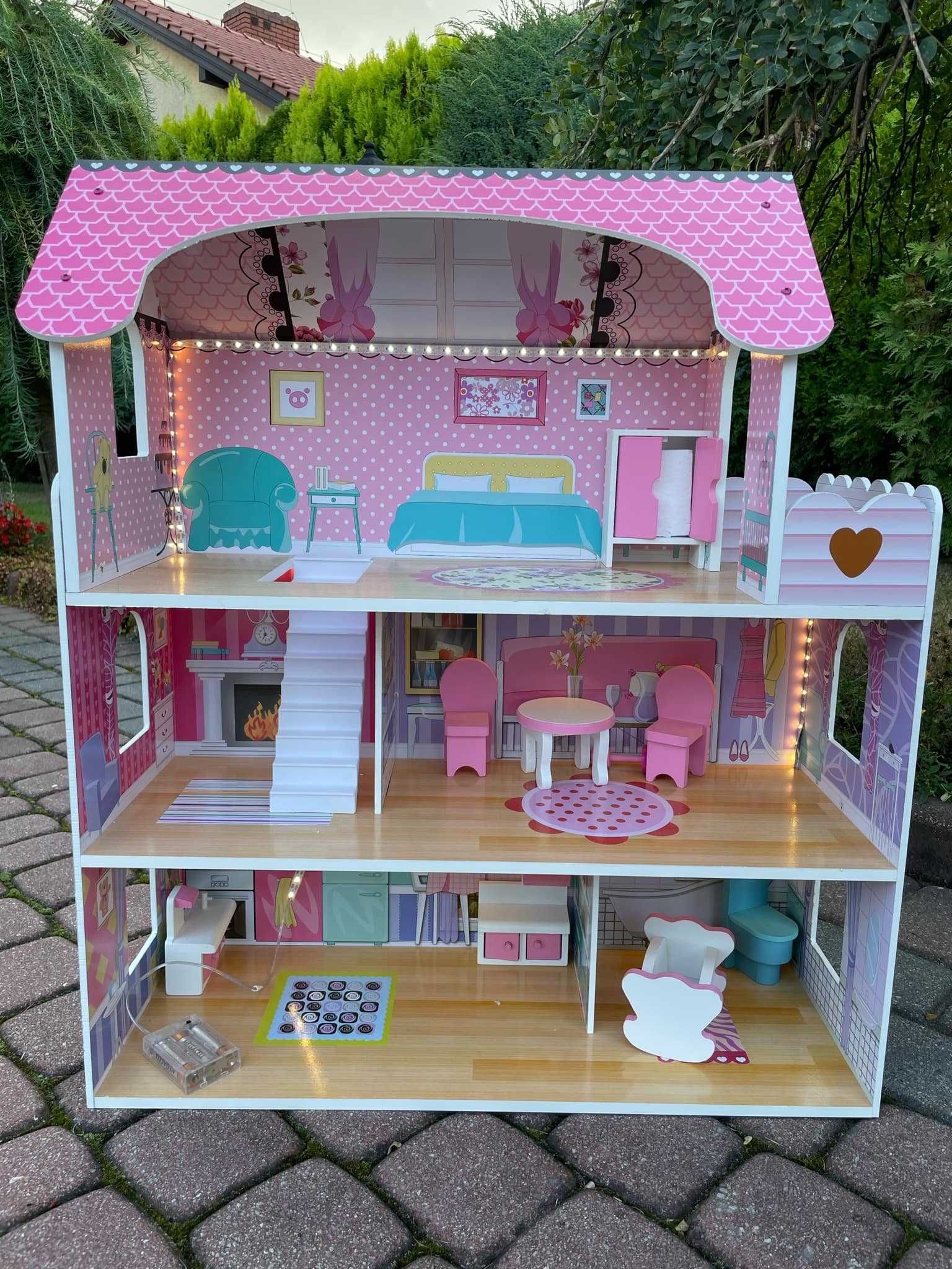 Domek dla lalek drewniany + mebelki oświetlenie LED różowy 70 cm