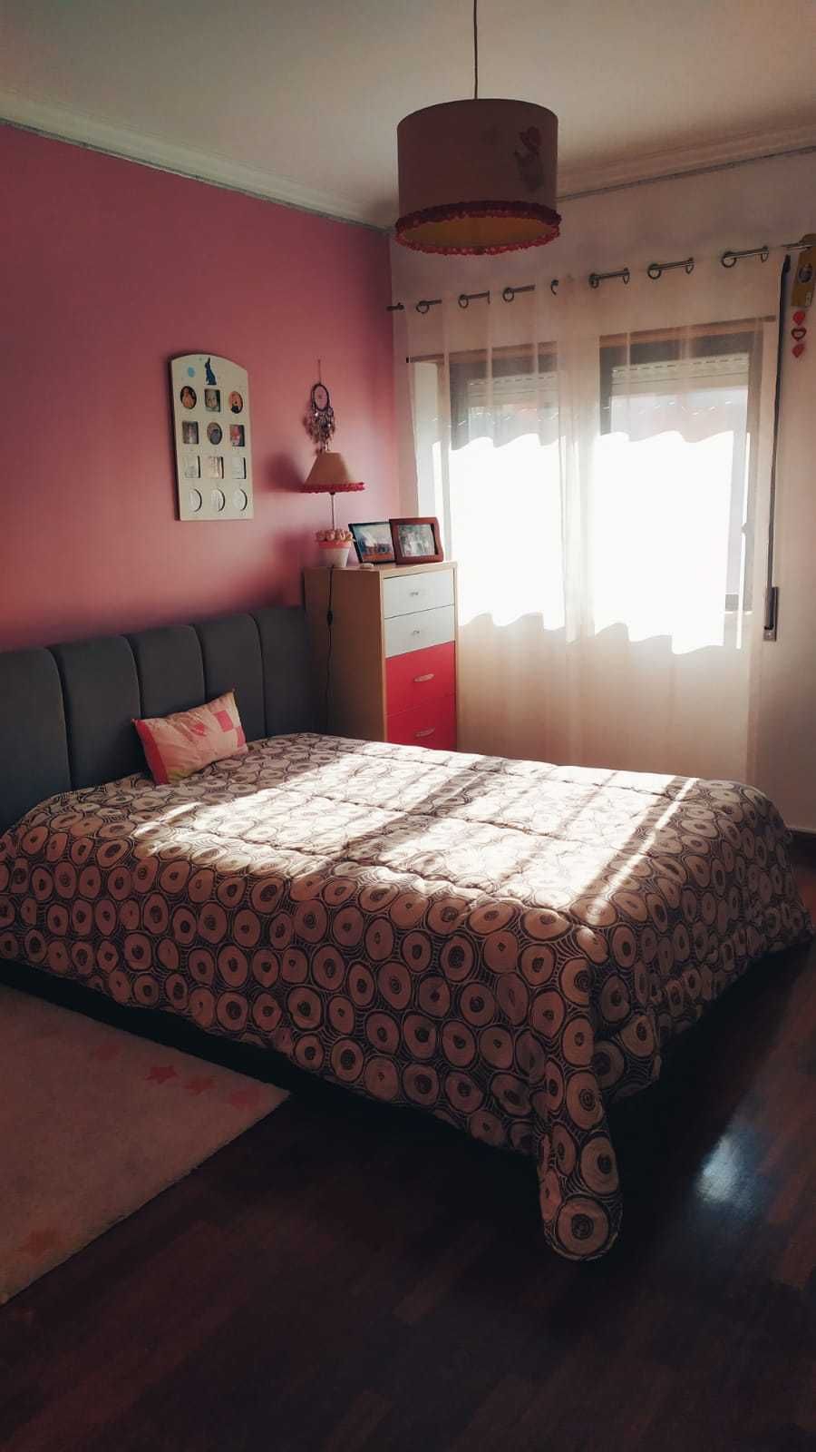 Quarto individual para senhora, com Contrato Arrendamento e Recibo.