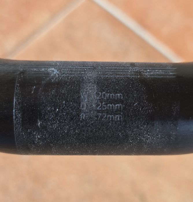 Cranks carbono Race face SL, guiador aero Giant
