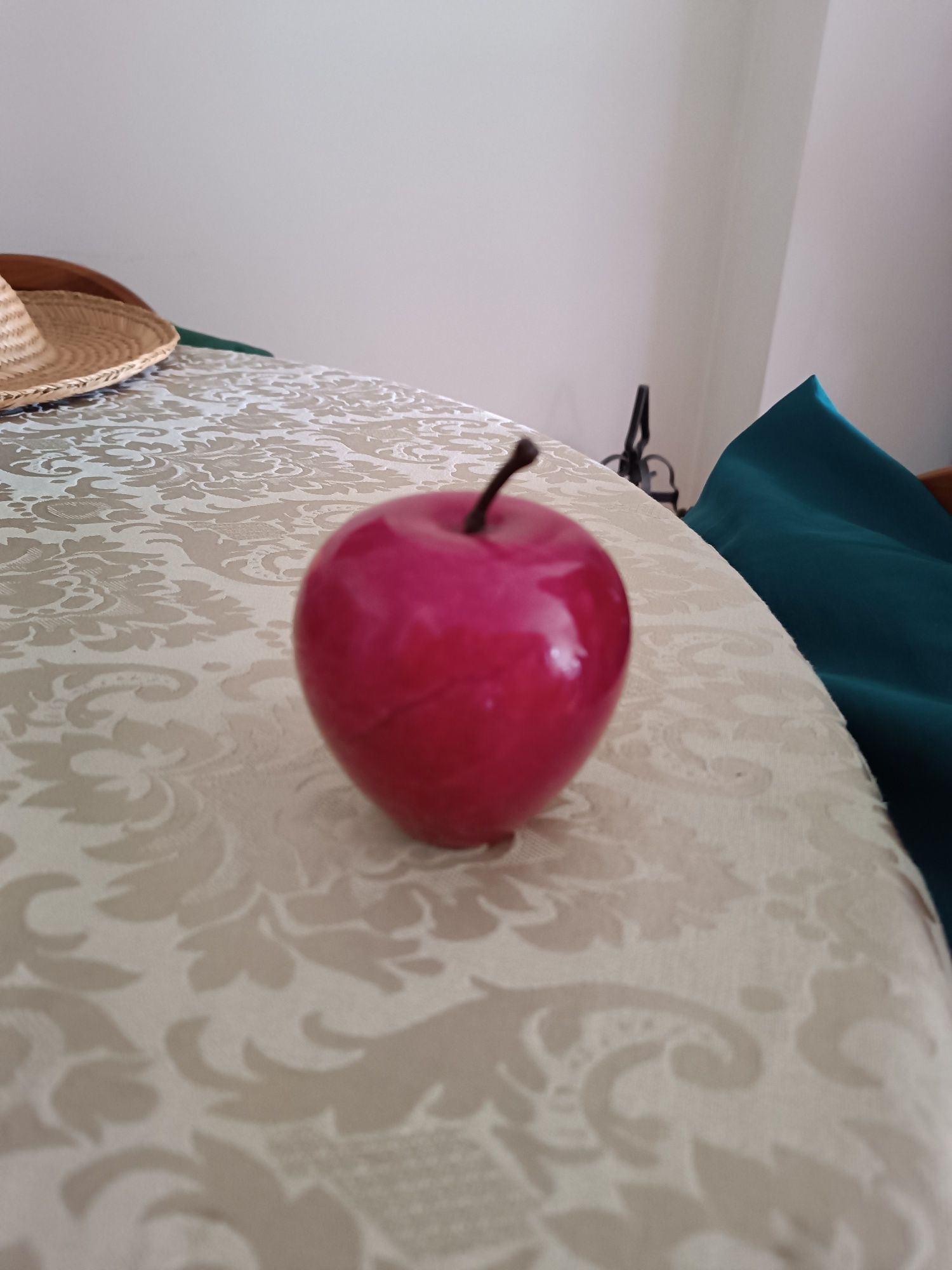 Peça de mármore vermelha estilo maçã