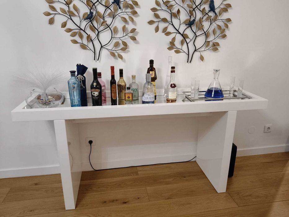Consola branco lacado brilho (bebidas não incluídas)