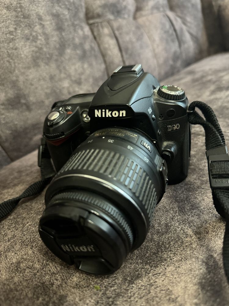 Nikon D90 з обʼєктивом 18-55мм