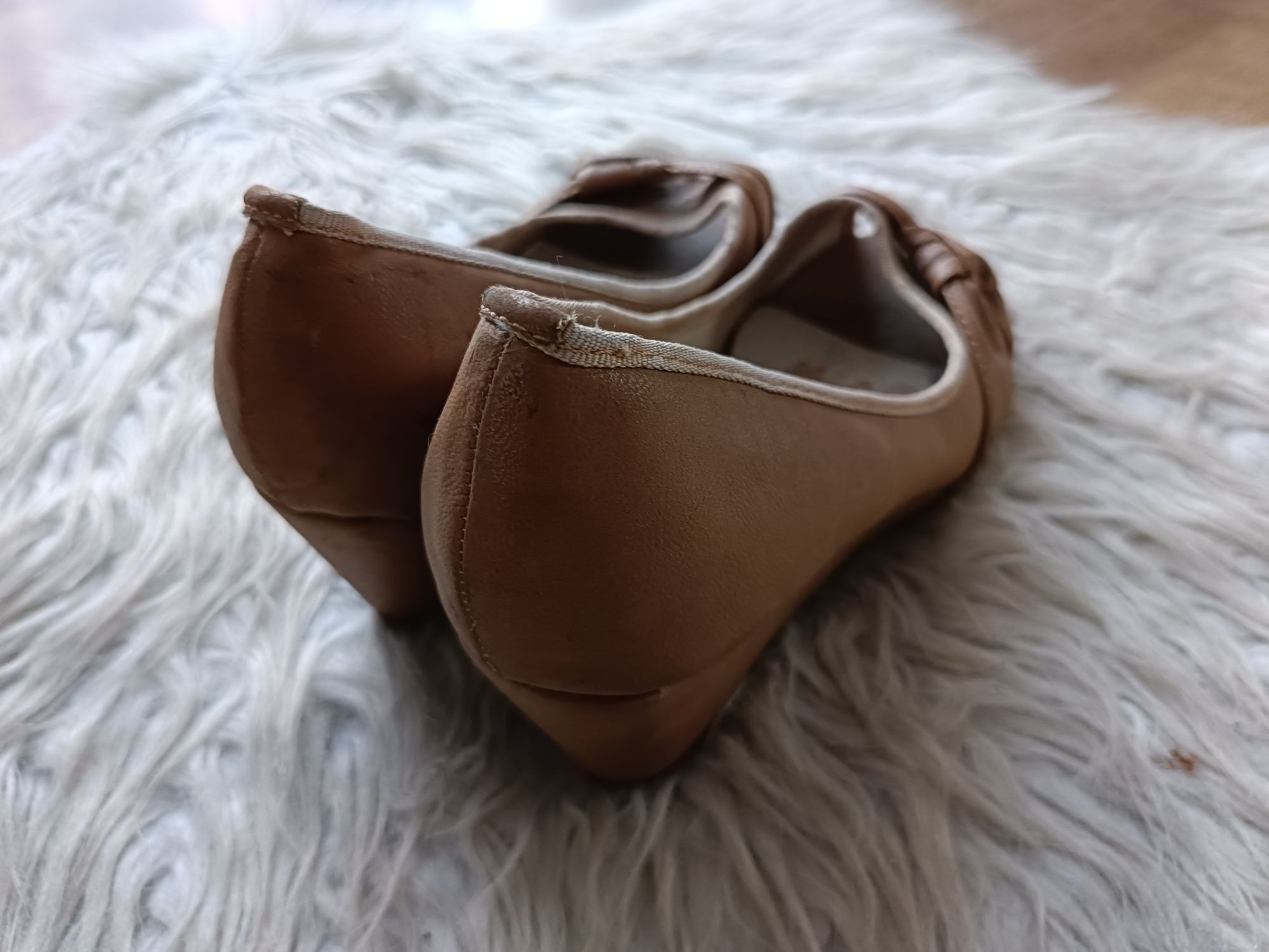 Buty na koturnie z odkrytym palcem