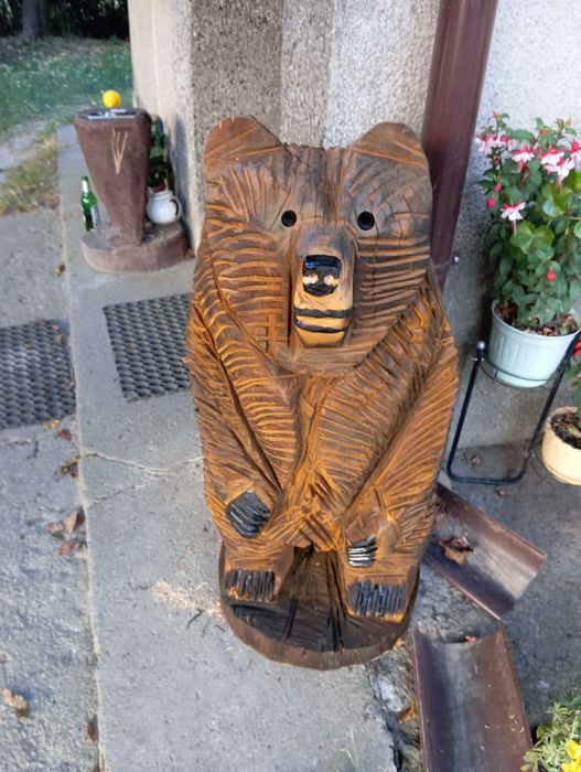 Rzeźba ogrodowa drewniana niedźwiedź