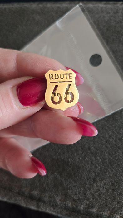 Przypinka Route 66 zlota.