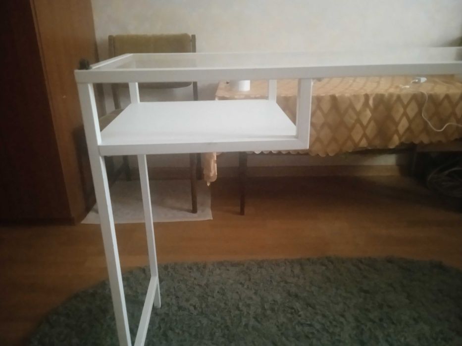 Стол стеклянный небольшой с полкой,  для ноутбука и др.