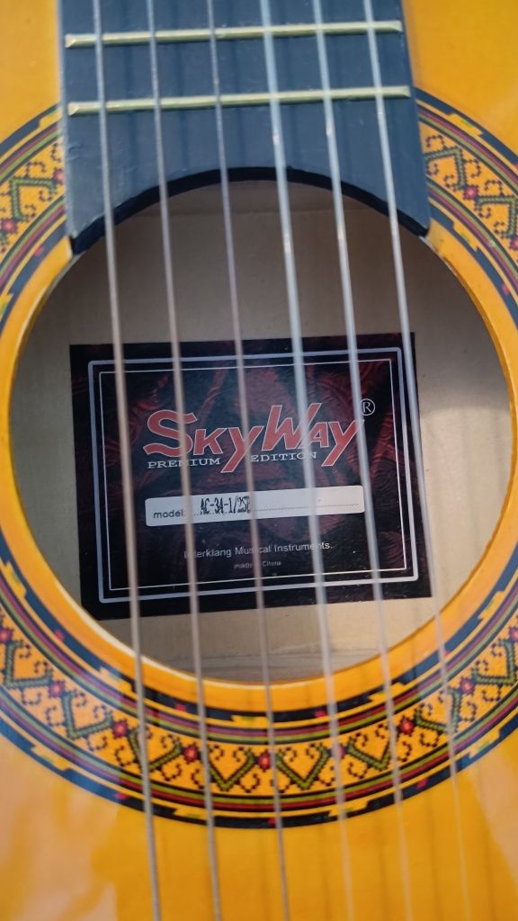 Sprzedam gitarę z pokrowcem.