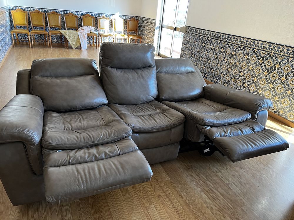 Muito novo sofá de couro castanho claro
