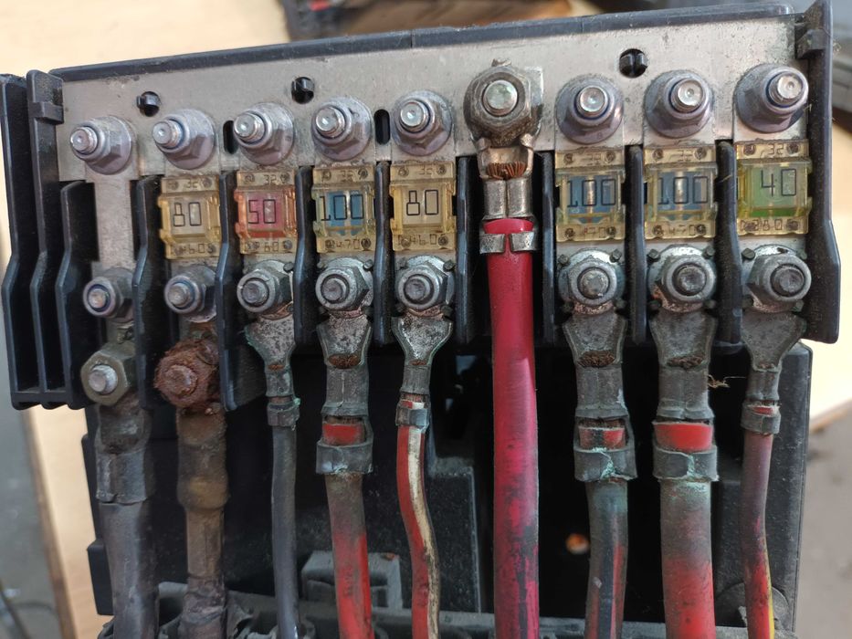 Skrzynka bezpieczników elektryczna VW Passat B6 B7 Golf V A3 Sharan