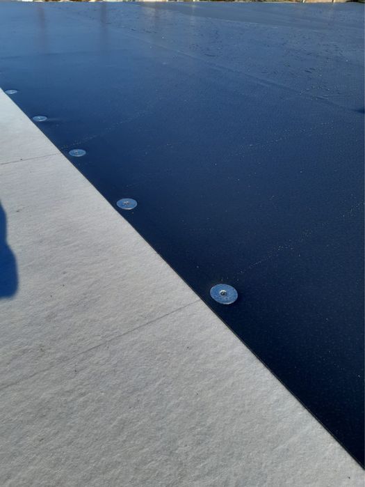 Dachy plaskie izolacja i zgrzewanie membrany, papy