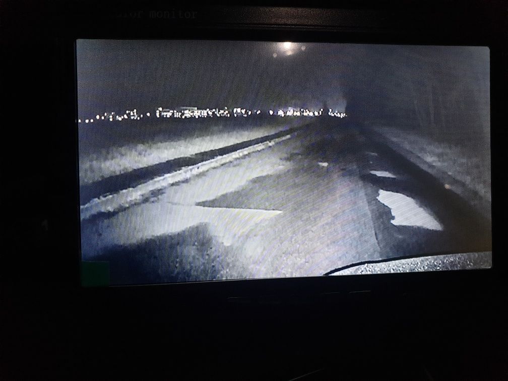 Автомобильний монітор з камерой  ночного бачення.