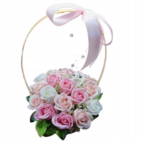 Bukiet kosz z kwiatami mydlanymi w delikatnych różowych barwach