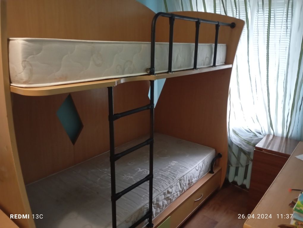 Продам двухъярусную кровать с 2 матрасами, цена 15000