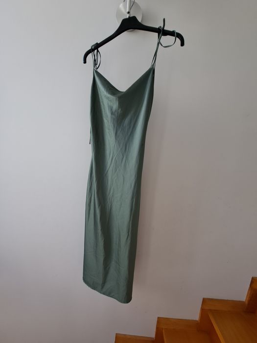 Vestido de cetim verde super lindo xs
